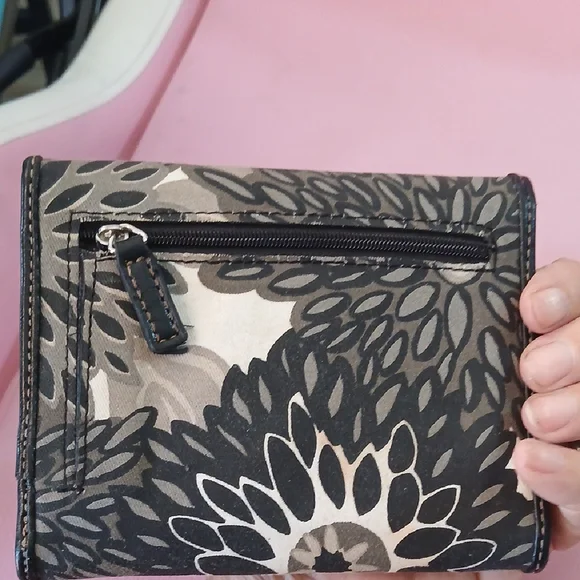 Tommy Hilfiger Black and White Floral Wallet - Picture 3 of 7